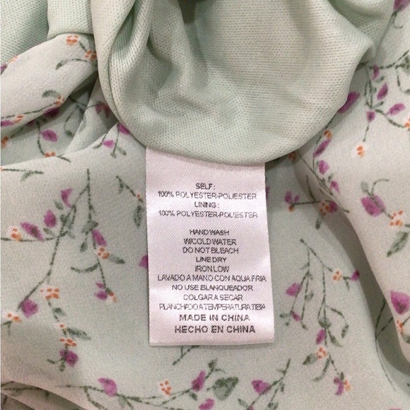 Green Ruffled Floral Romper with Puff Sleeves Women’s Size Medium, V-Neck - Picture 12 of 12